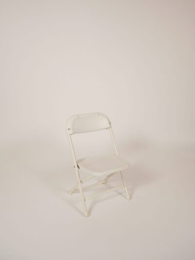 CHILDREN'S WHITE FOLDING CHAIR