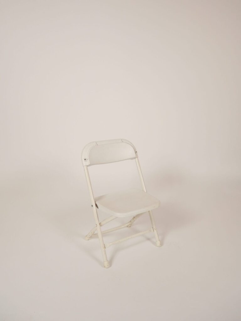 CHILDREN'S WHITE FOLDING CHAIR