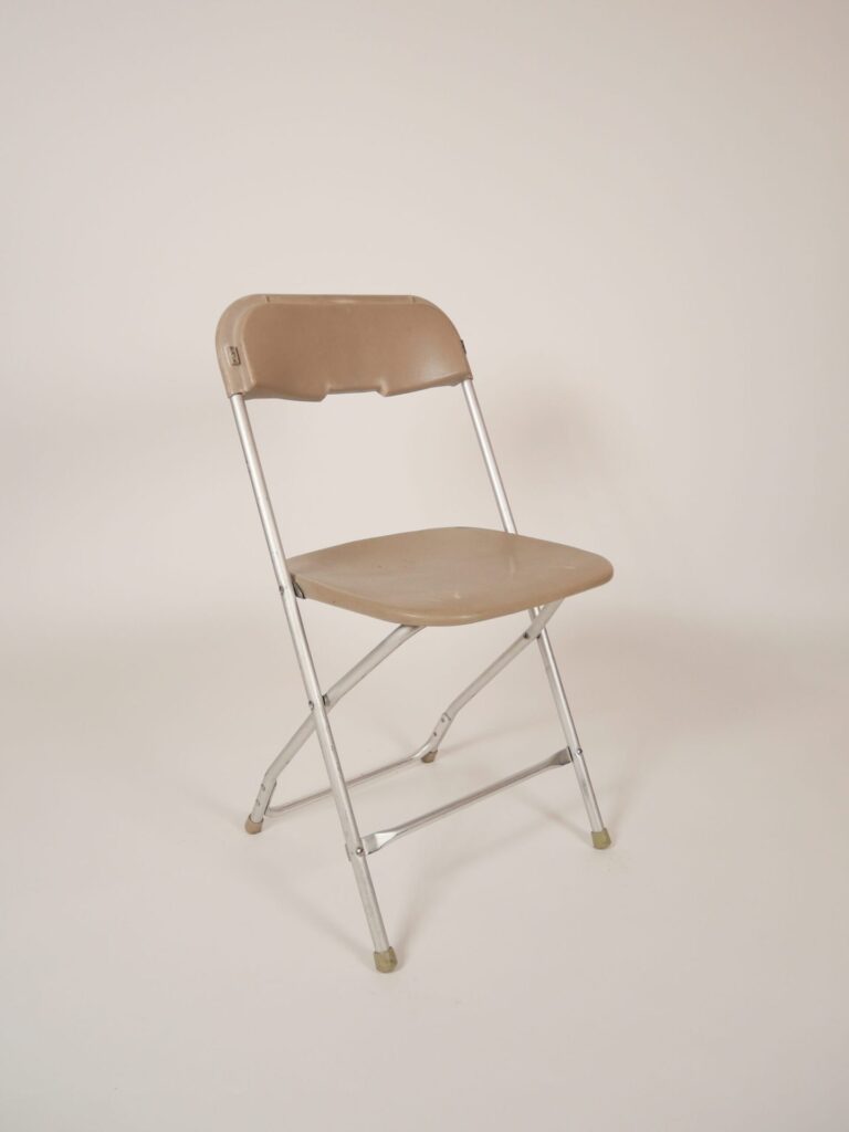 NEUTRAL METAL FOLDING CHAIR