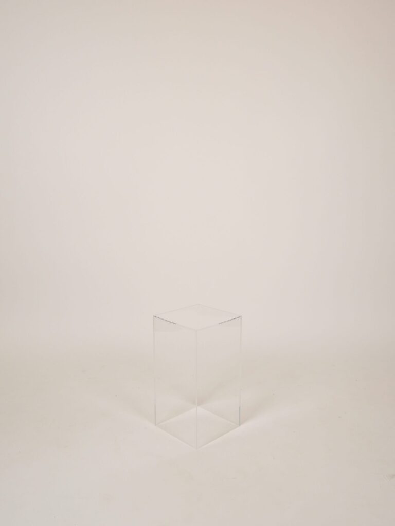 18" ACRYLIC PEDESTAL