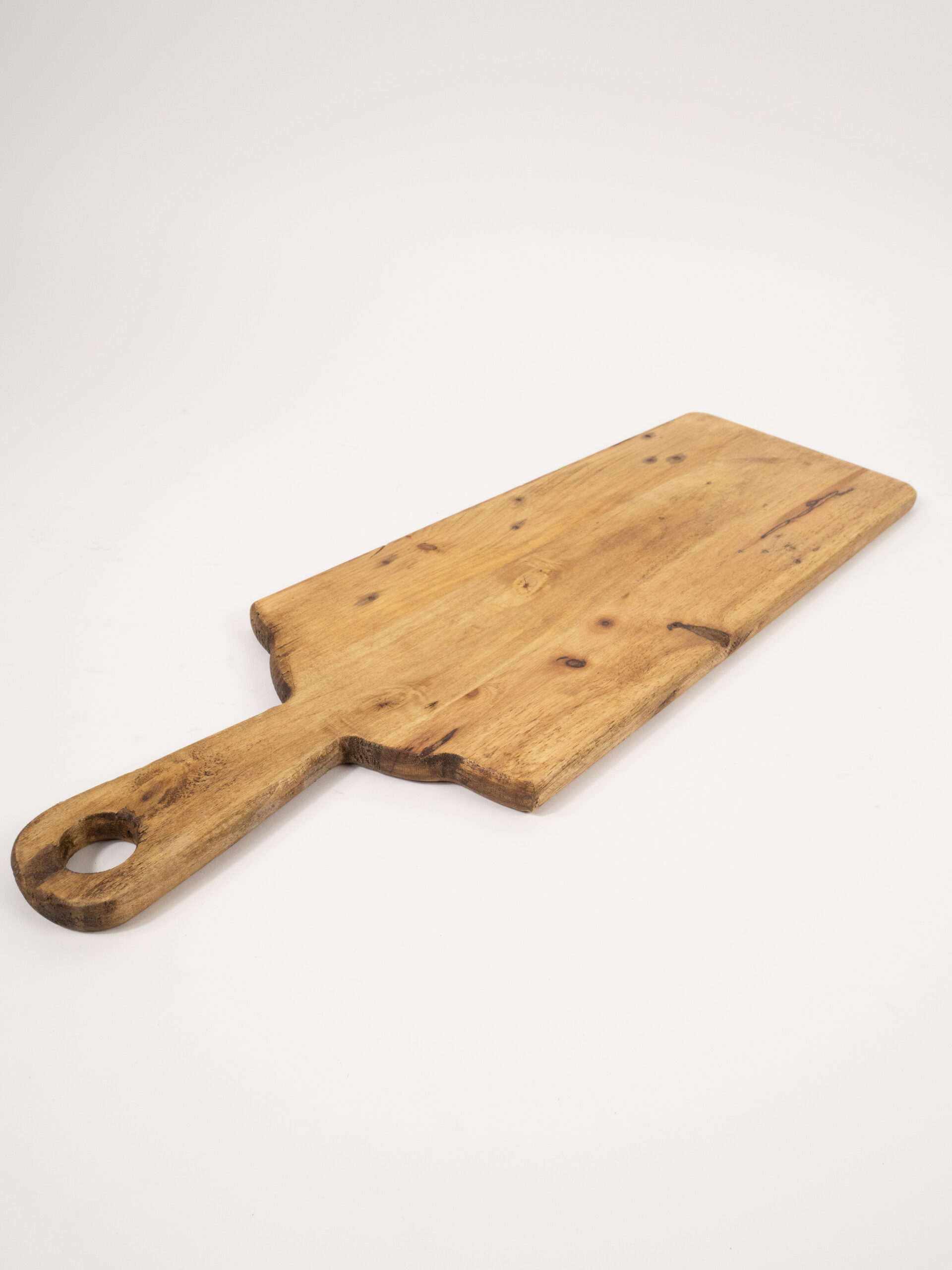 RUSTIC CUTTING BOARD W/ HANDLE 7.5"X18"