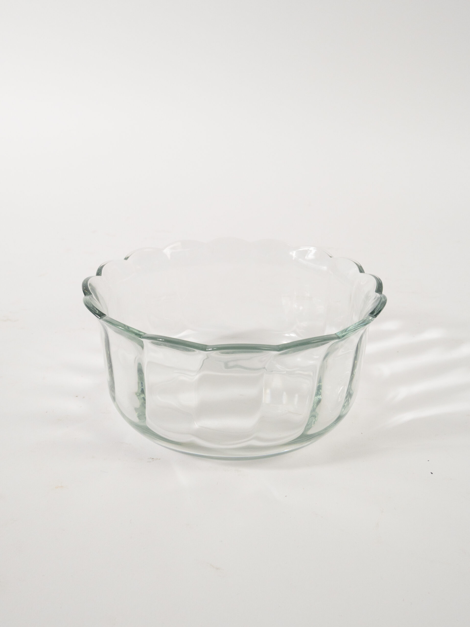 SMALL GLASS SCALLOPED BOWL