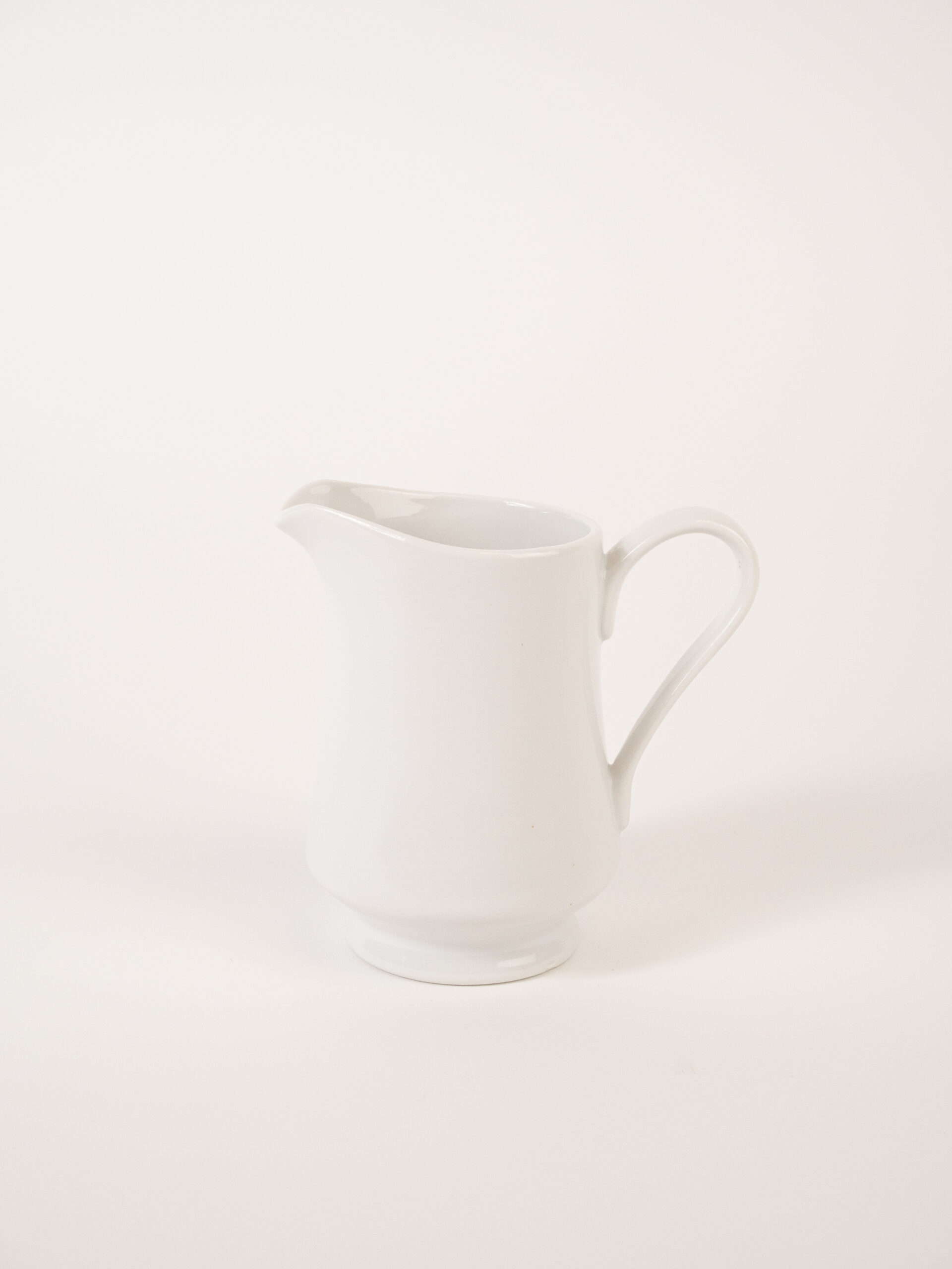 WHITE RIM CERAMIC CREAMER 8OZ