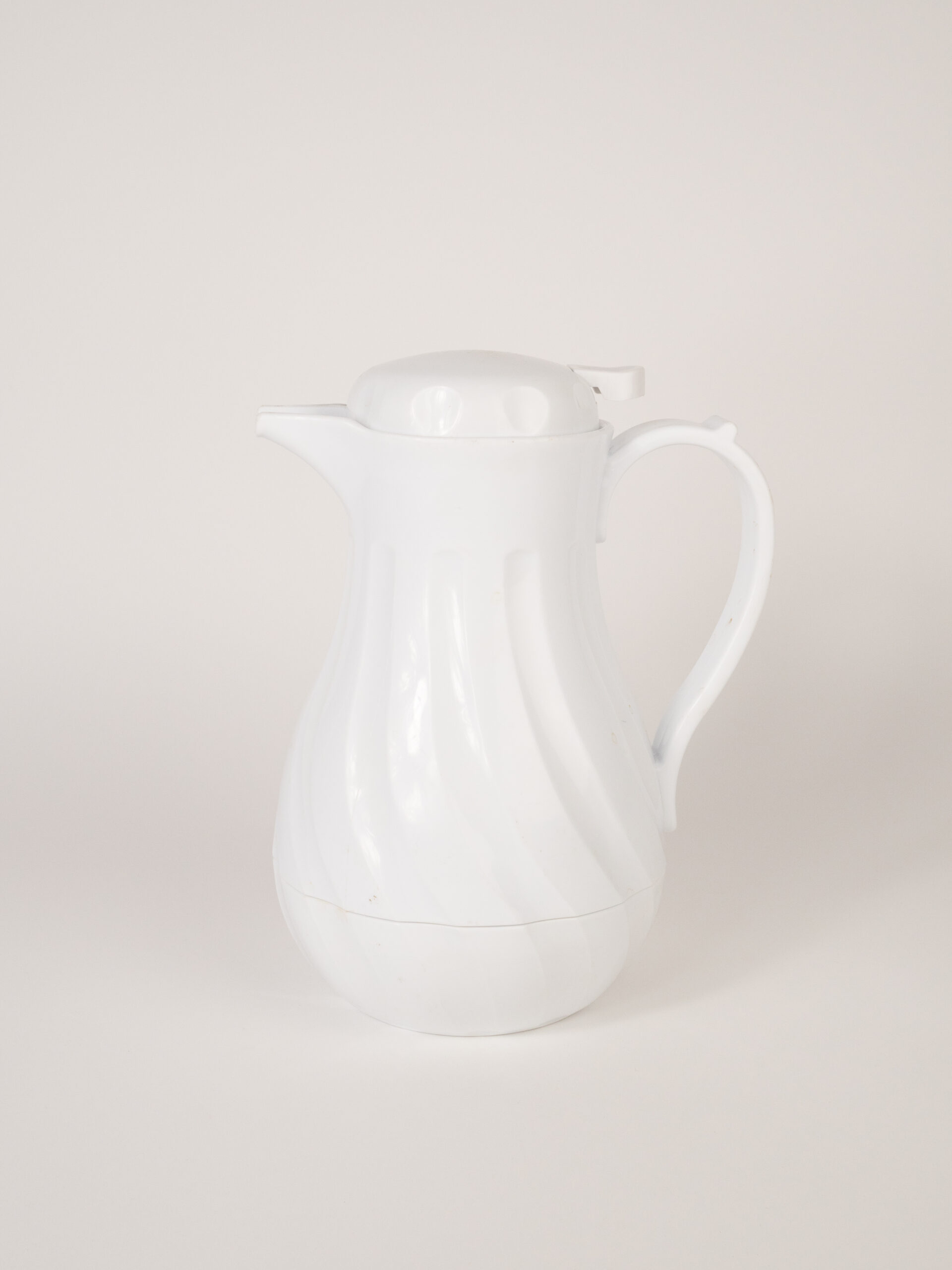 WHITE THERMAL PITCHER 40 0Z