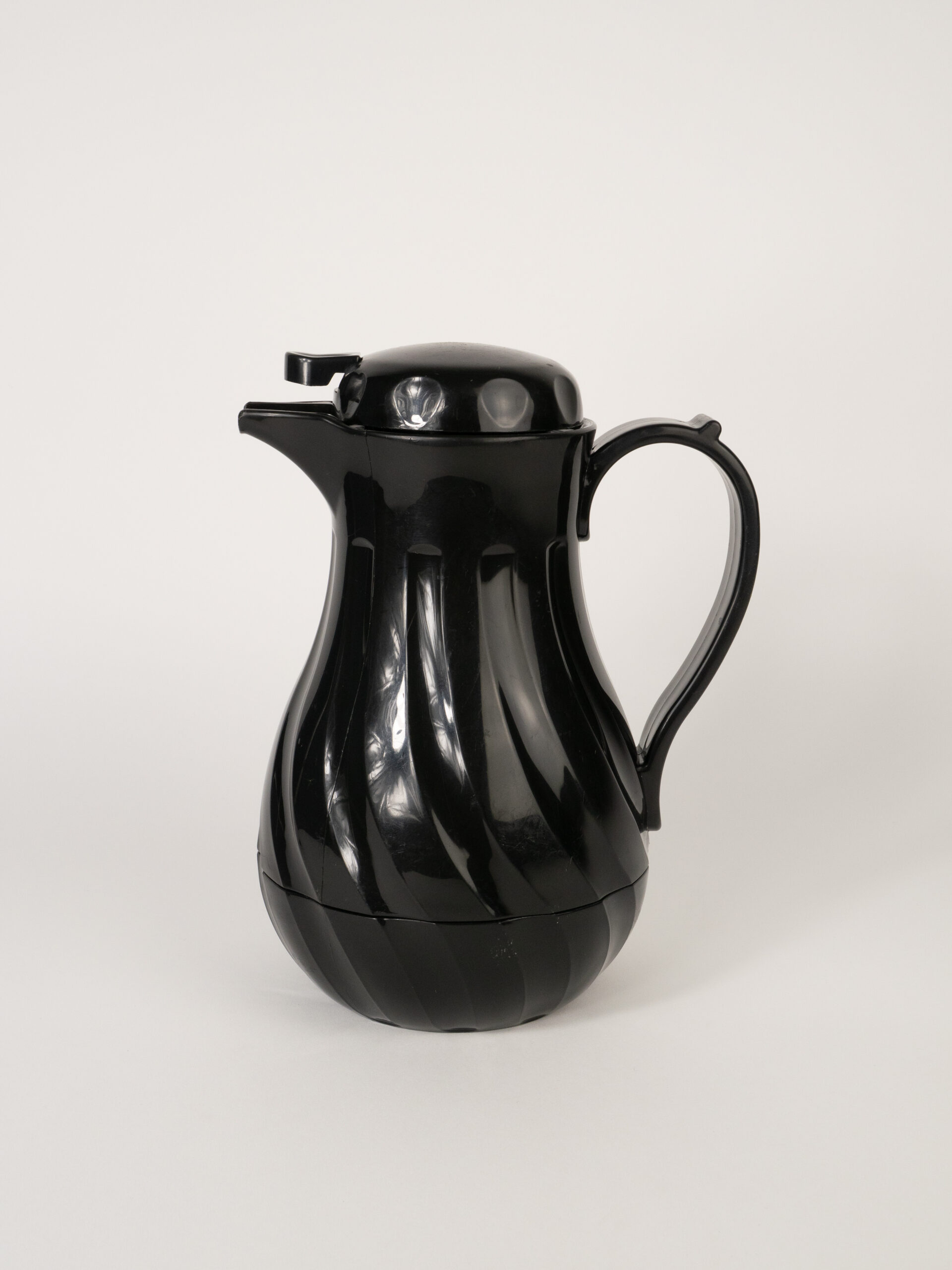 BLACK THERMAL PITCHER 40 OZ