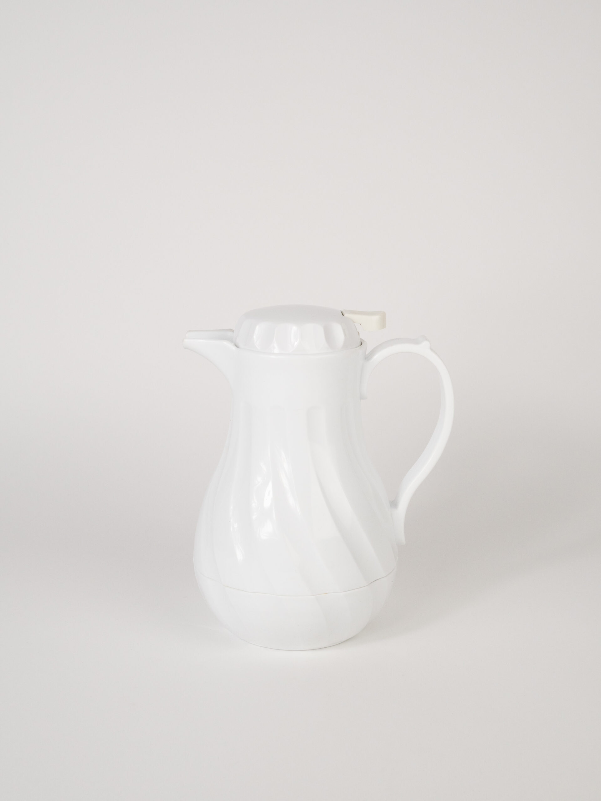 WHITE THERMAL PITCHER 20 OZ
