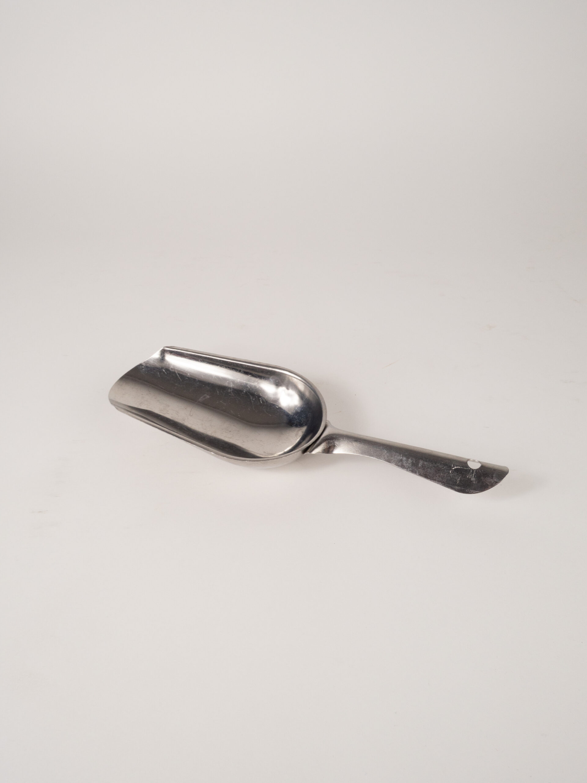 MEDIUM STAINLESS STEEL ICE SCOOP