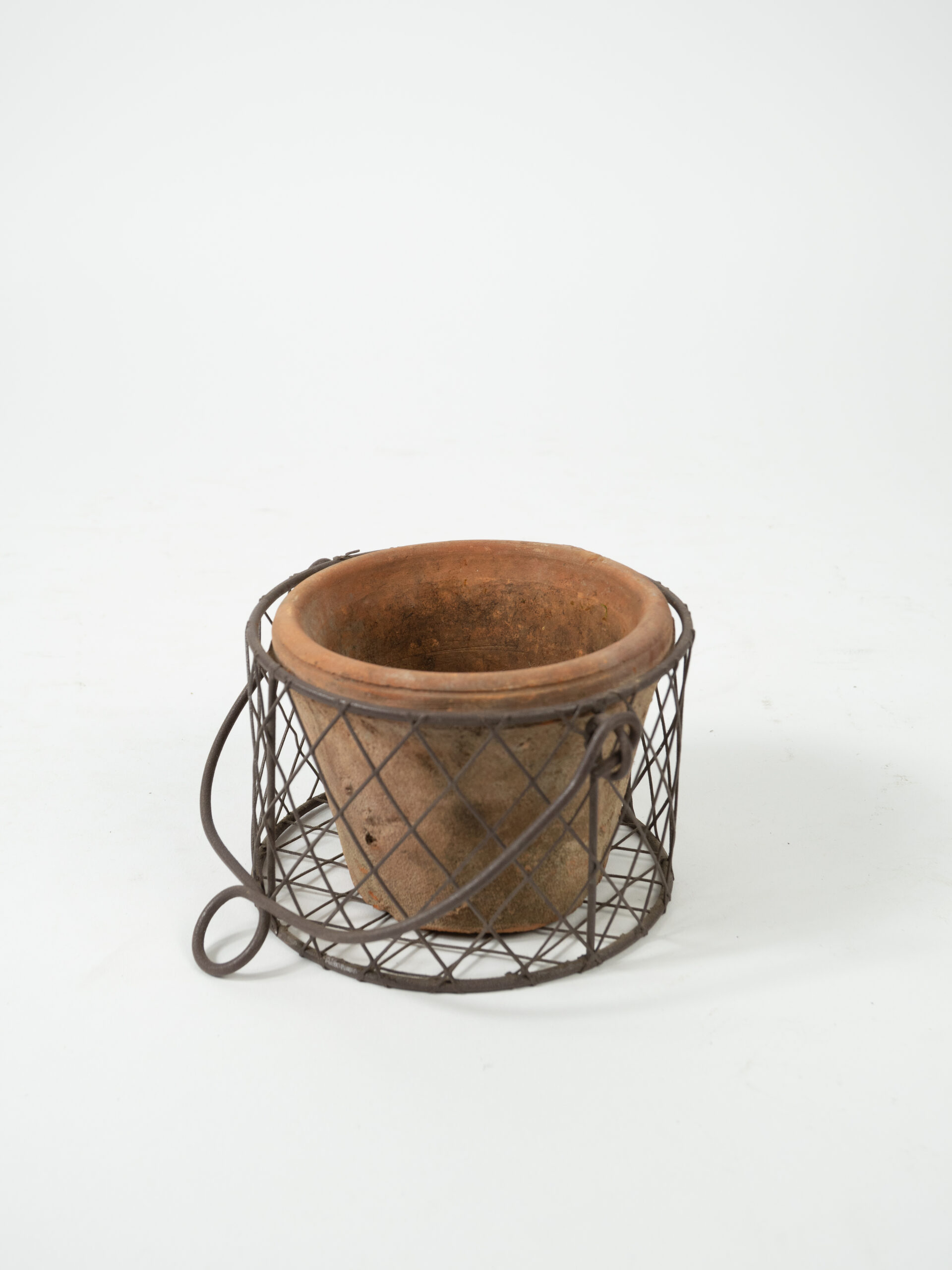 RUSTIC POT W/ WIRE BASKET